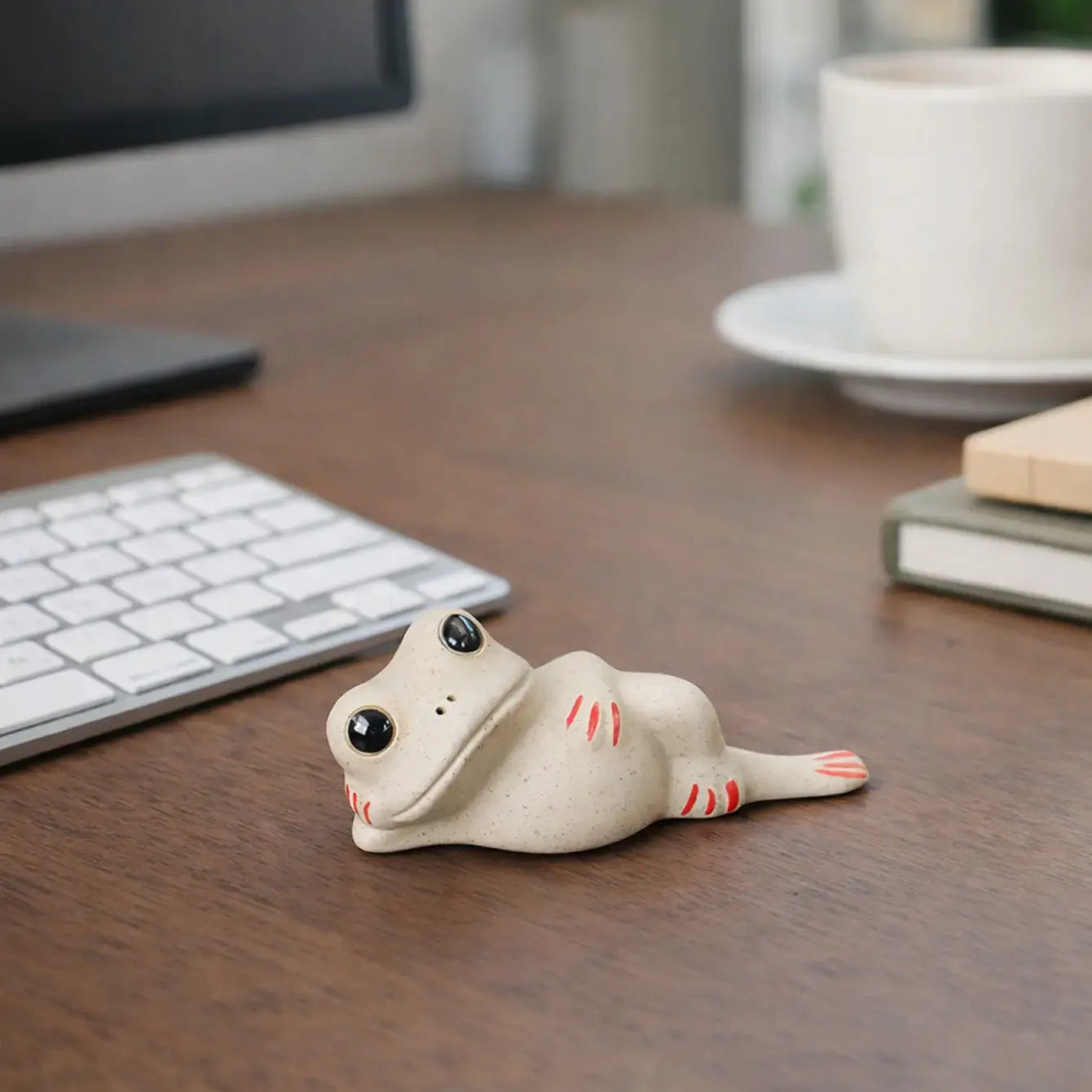 Leisure Frog – Handcrafted Ceramic Desk Companion