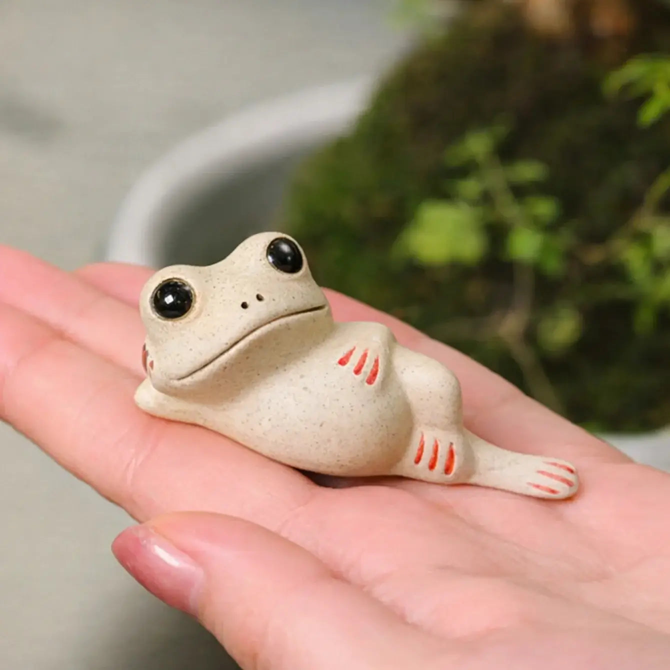 Leisure Frog – Handcrafted Ceramic Desk Companion